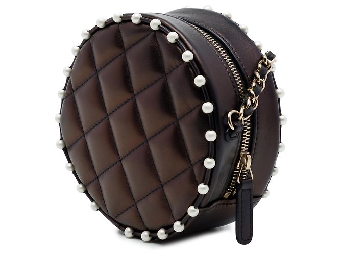 Clutch Redonda Chanel Brown CC Matelassada em Lambskin Metálico com Pérolas e Corrente - vista 2