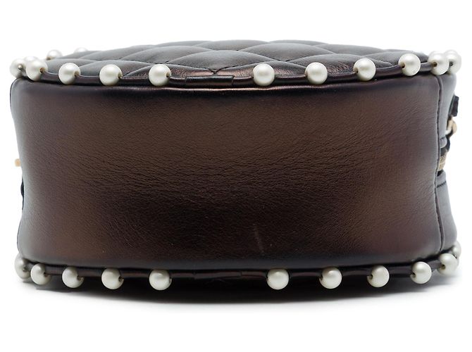 Clutch Redonda Chanel Brown CC Matelassada em Lambskin Metálico com Pérolas e Corrente - vista 3