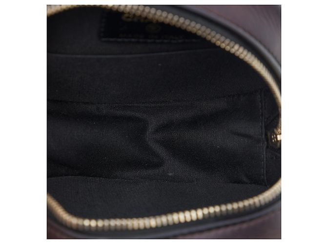 Clutch Redonda Chanel Brown CC Matelassada em Lambskin Metálico com Pérolas e Corrente - vista 4