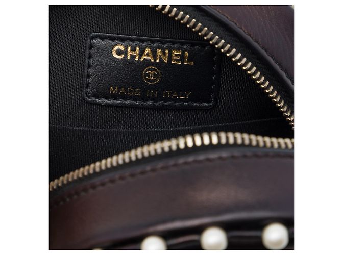 Clutch Redonda Chanel Brown CC Matelassada em Lambskin Metálico com Pérolas e Corrente - vista 5