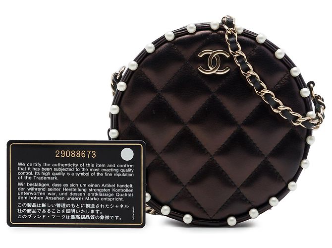 Clutch Redonda Chanel Brown CC Matelassada em Lambskin Metálico com Pérolas e Corrente - vista 7