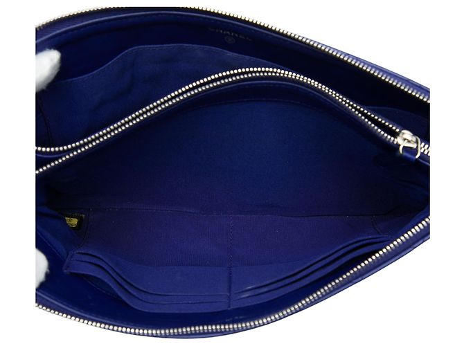 Estuche Chanel Blue CC de piel de cordero acolchada con doble cremallera - vista 4
