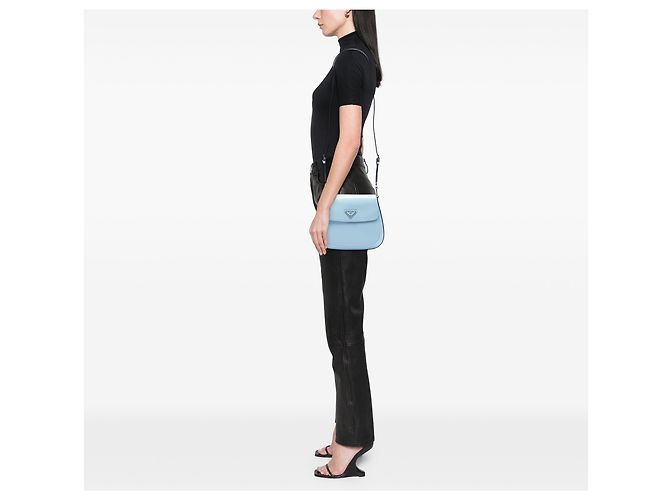 Prada Cleo Umhängetasche mit Klappe aus Spazzolato-Leder in Blau Medium - Ansicht 6