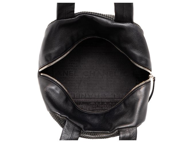 Bolso Bowler Chanel Black CC Perforated Caviar - vista 4