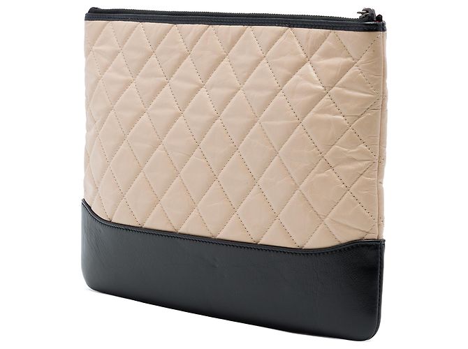 Clutch Chanel Gabrielle O Case Medium in vitello invecchiato matelassé bicolore Beige - vista 2