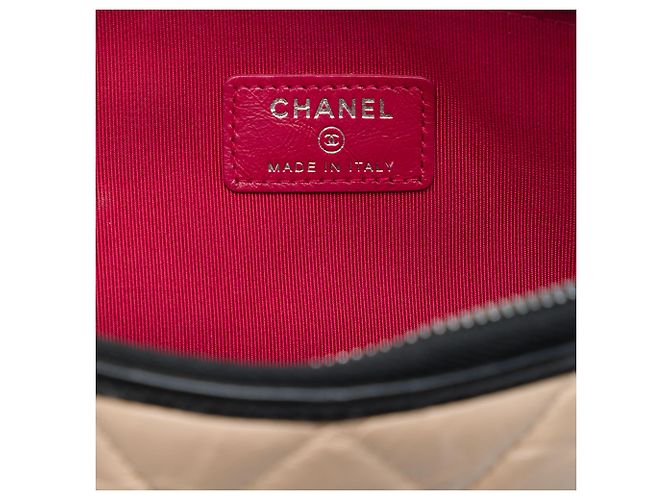 Clutch Chanel Gabrielle O Case Medium in vitello invecchiato matelassé bicolore Beige - vista 5