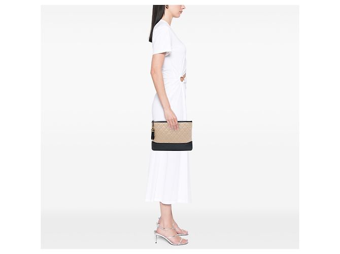 Clutch Chanel Gabrielle O Case Medium in vitello invecchiato matelassé bicolore Beige - vista 6