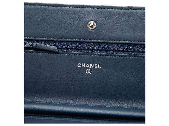 Cartera Chanel Blue CC Quilted Patent Wallet On Chain - vista 5