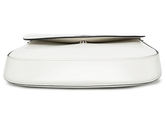 Prada Cleo Schultertasche mit Klappe aus weißem Spazzolato-Leder - Ansicht 3