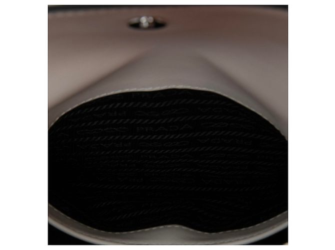 Prada Cleo Schultertasche mit Klappe aus weißem Spazzolato-Leder - Ansicht 4