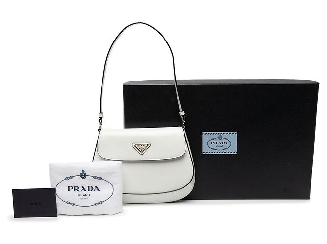Prada Cleo Schultertasche mit Klappe aus weißem Spazzolato-Leder - Ansicht 7