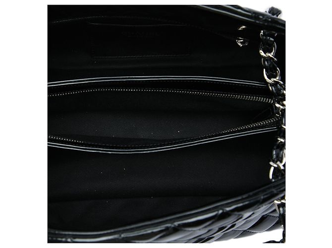 Borsa Bowling Chanel Just Mademoiselle in vernice matelassé nera, dimensione Medium - vista 4