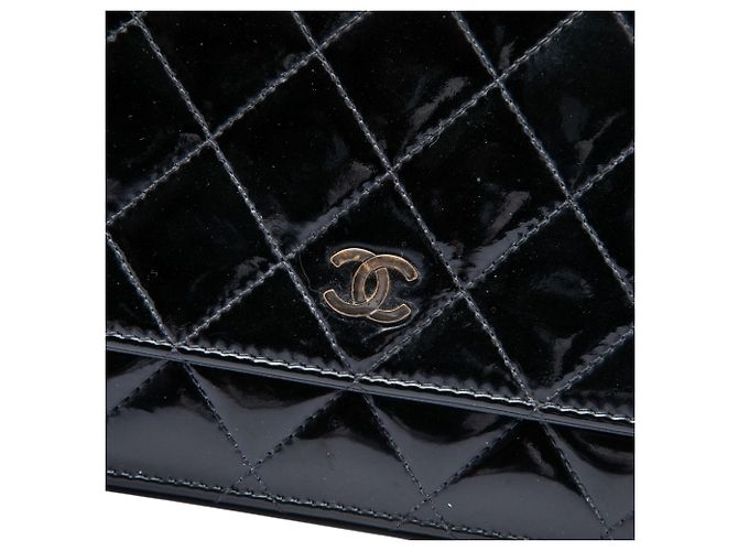 Cartera Chanel Black CC Quilted Patent Wallet On Chain - vista 5