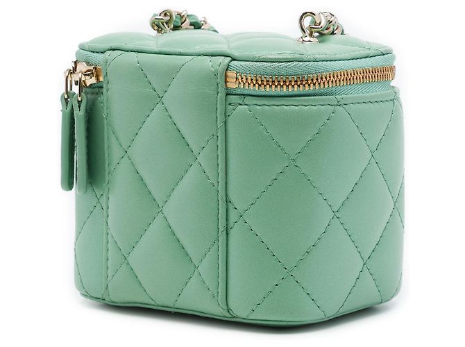 Mini vanity case Chanel in pelle d'agnello matelassé verde con cuore in resina e catena - vista 2