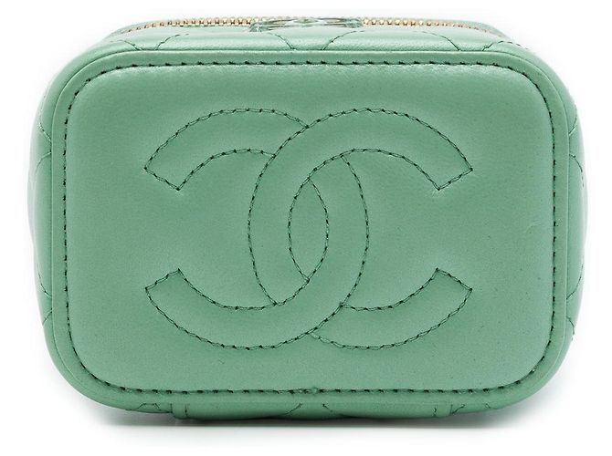 Mini vanity case Chanel in pelle d'agnello matelassé verde con cuore in resina e catena - vista 3
