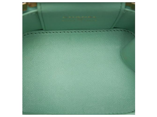 Mini vanity case Chanel in pelle d'agnello matelassé verde con cuore in resina e catena - vista 4