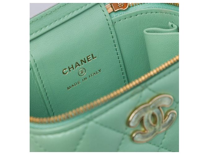 Mini vanity case Chanel in pelle d'agnello matelassé verde con cuore in resina e catena - vista 5