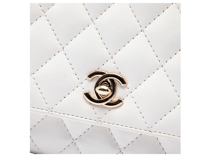 Chanel Side Packs Flap em pele de cordeiro acolchoada branca - vista 5