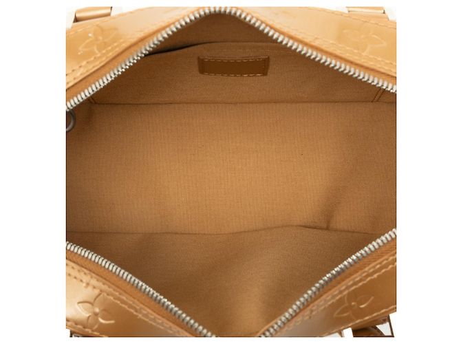 Louis Vuitton Gold Monogram Mat Shelton - vista 4