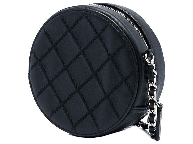 Clutch Redonda Chanel Ultimate Stitch em pele de cordeiro acolchoada preta com corrente - vista 2