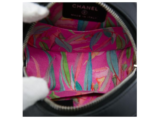 Clutch Redonda Chanel Ultimate Stitch em pele de cordeiro acolchoada preta com corrente - vista 4