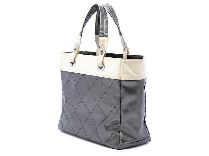 Chanel Paris Biarritz Tote aus beschichtetem Canvas, gesteppt, Silber, Medium - Ansicht 2