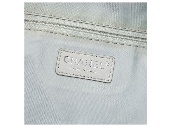 Chanel Paris Biarritz Tote aus beschichtetem Canvas, gesteppt, Silber, Medium - Ansicht 5