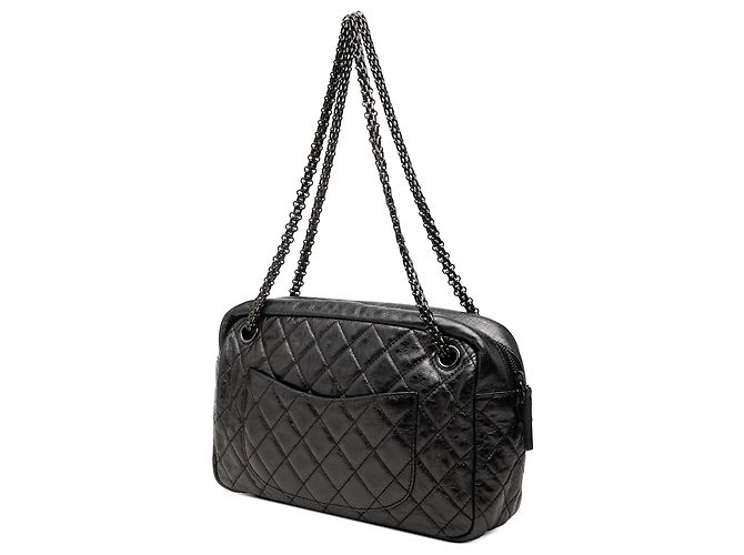 Chanel Reissue 2.55 Medium Camera Bag aus gestepptem, gealtertem Kalbsleder in Schwarz - Ansicht 2