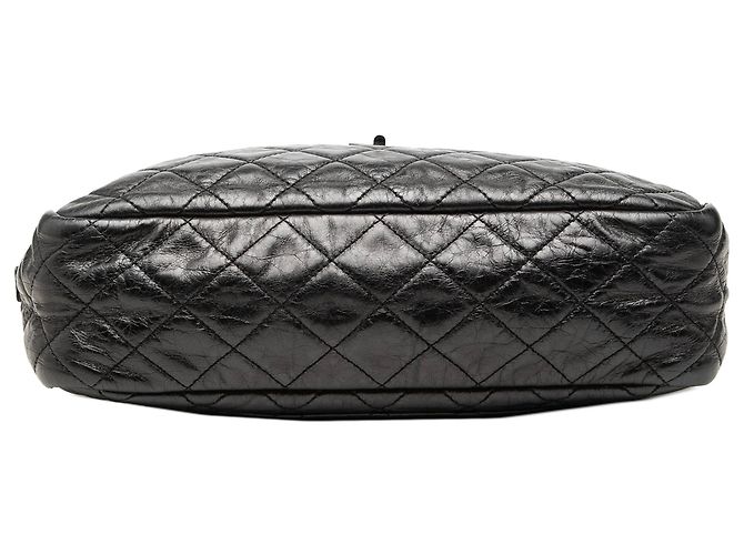 Chanel Reissue 2.55 Medium Camera Bag aus gestepptem, gealtertem Kalbsleder in Schwarz - Ansicht 3