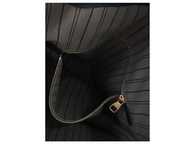 Louis Vuitton Black Monogram Empreinte Bagatelle - vista 7