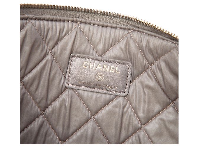Clutch Chanel Gray Medium Studded Lambskin O Case - vista 5