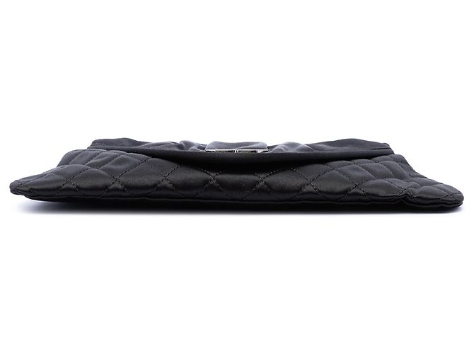 Clutch Half Moon de satén acolchado CC Small negra Chanel - vista 3