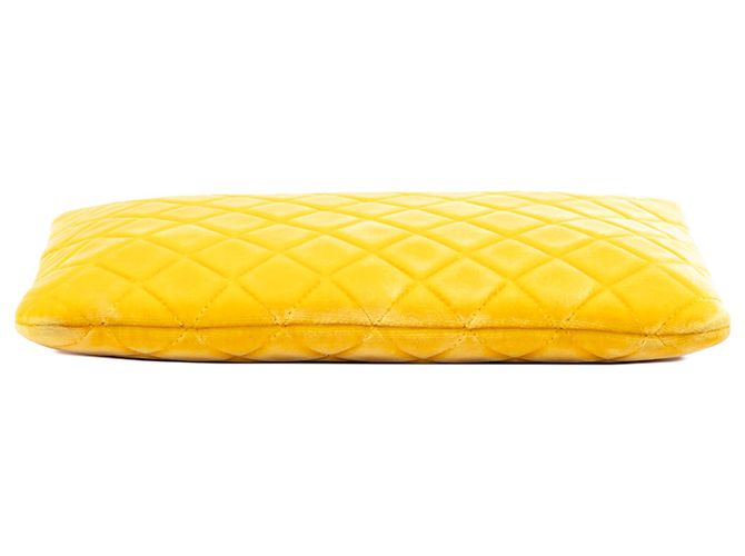 Chanel Yellow Medium CC Quilted Velvet O Case Clutch - Ansicht 3