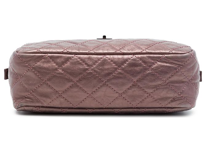 Chanel Reissue 2.55 Camera Bag aus metallischem, gestepptem rosa gealtertem Kalbsleder Medium - Ansicht 3