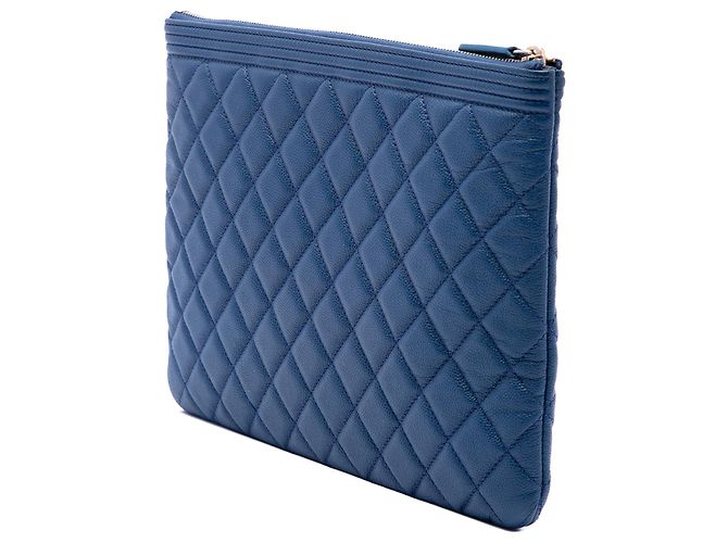 Le Boy Chanel Blue Medium Quilted Caviar Boy O Case Clutch - vista 2