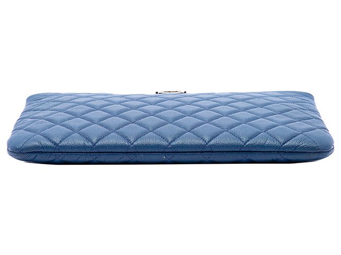 Le Boy Chanel Blue Medium Quilted Caviar Boy O Case Clutch - vista 3