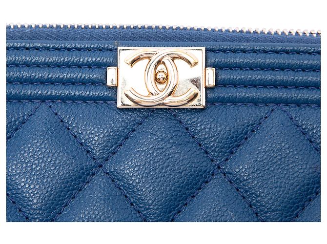 Le Boy Chanel Blue Medium Quilted Caviar Boy O Case Clutch - vista 5