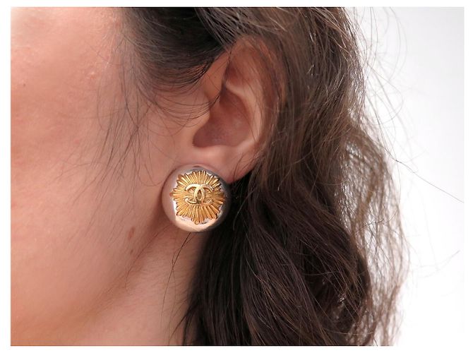 ORECCHINI A POMPOLLO VINTAGE CHANEL 1997 LOGO CC RAGGI DI SOLE - vista 10