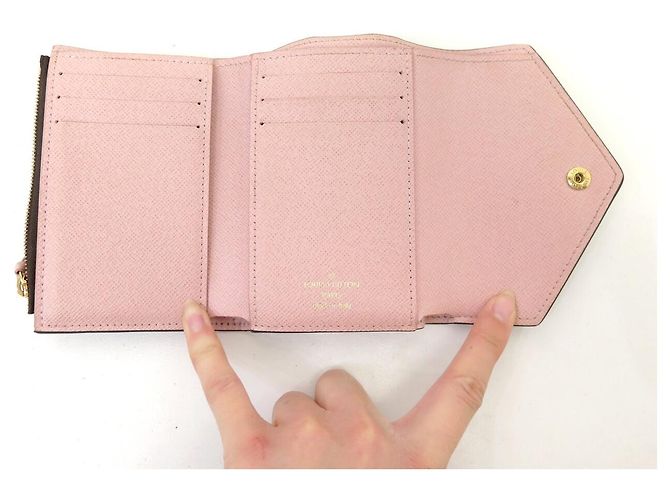 PORTAFOGLIO LOUIS VUITTON VICTORINE TOILE DAMIER EBENE E PELLE ROSA - vista 5