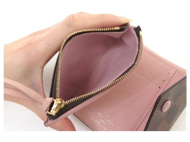 PORTAFOGLIO LOUIS VUITTON VICTORINE TOILE DAMIER EBENE E PELLE ROSA - vista 8