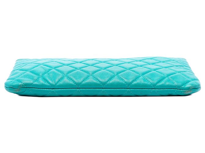 Clutch Chanel Medium Quilted Caviar O Case Blu - vista 3