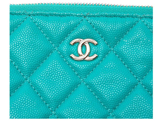 Clutch Chanel Medium Quilted Caviar O Case Blu - vista 5