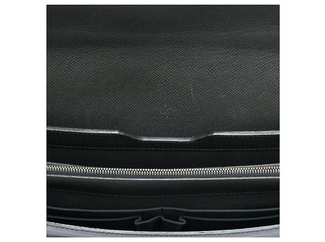 Sac business Louis Vuitton Taiga Neo Robusto 1 Briefcase Noir - vue 4