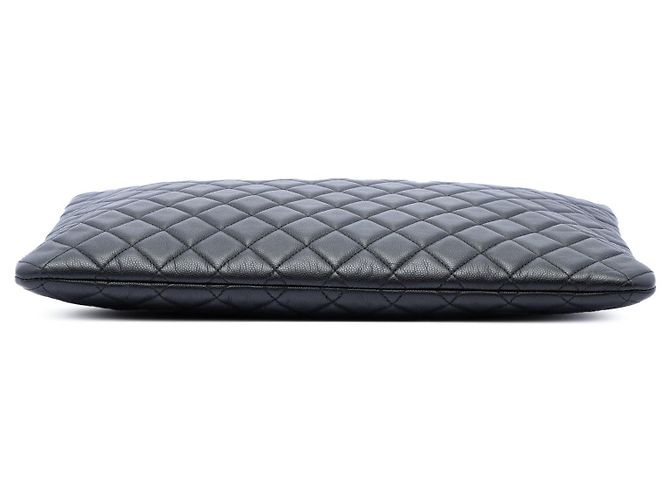 Clutch Chanel Boy O Case Large in pelle caviar matelassé nera - vista 3