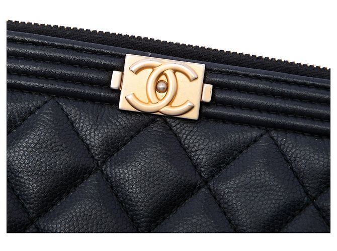 Clutch Chanel Boy O Case Large in pelle caviar matelassé nera - vista 5