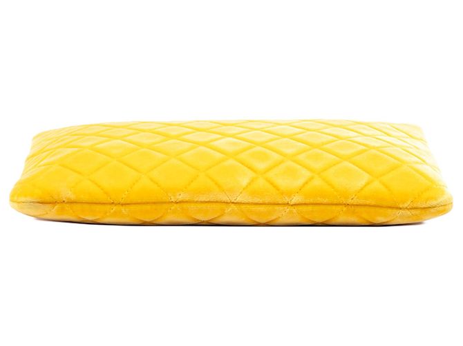 Clutch Chanel Medium CC Quilted Velvet O Case Gialla - vista 3