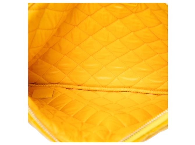 Clutch Chanel Medium CC Quilted Velvet O Case Gialla - vista 4