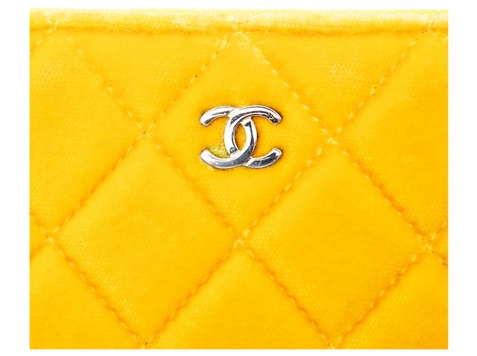 Clutch Chanel Medium CC Quilted Velvet O Case Gialla - vista 5