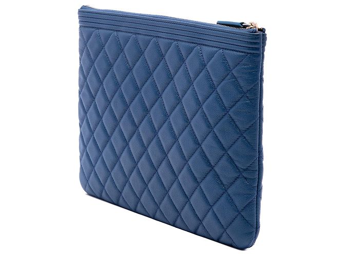 Clutch Chanel Boy O Case Medium Quilted Caviar Azul - vista 2