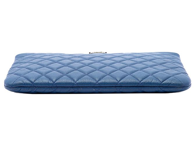 Clutch Chanel Boy O Case Medium Quilted Caviar Azul - vista 3